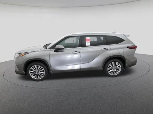 New 2026 Toyota Highlander Platinum image 3