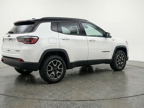 Used 2025 Jeep Compass Trailhawk image 9