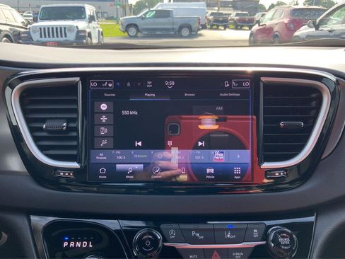 Used 2025 Chrysler Pacifica Select FWD image 13