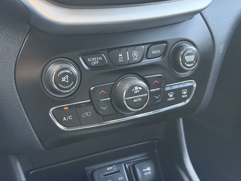 Used 2015 Jeep Cherokee Limited w/ Trailer Tow Group AWD/4WD image 31