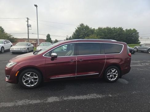 Used 2018 Chrysler Pacifica Limited FWD image 12