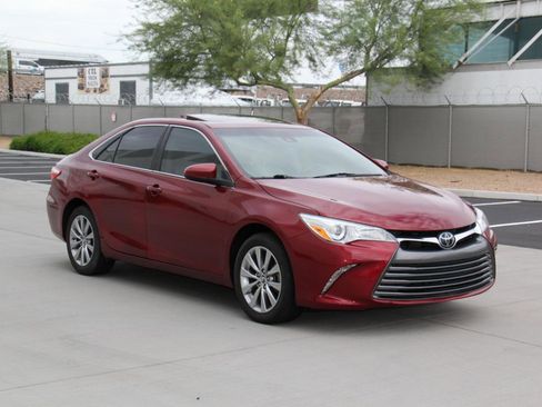 Used 2017 Toyota Camry XLE w/ Moonroof Package image 3