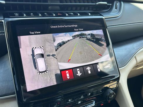 Used 2021 Jeep Grand Cherokee L Limited w/ Luxury Tech Group II image 25