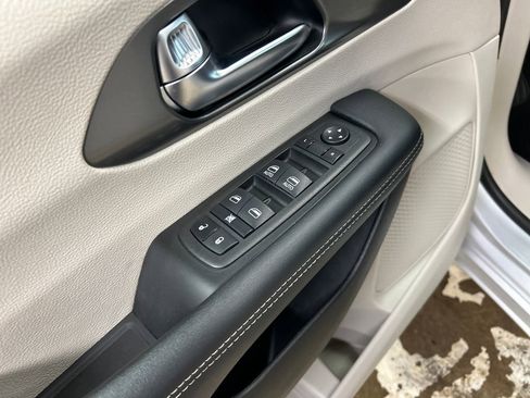 Used 2023 Chrysler Pacifica Touring-L FWD image 16