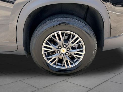 Used 2025 Chevrolet Traverse LT FWD image 11