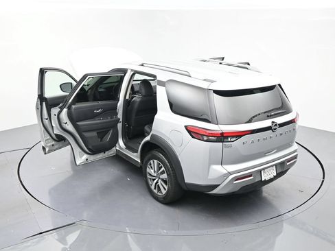 Used 2025 Nissan Pathfinder SL FWD image 24