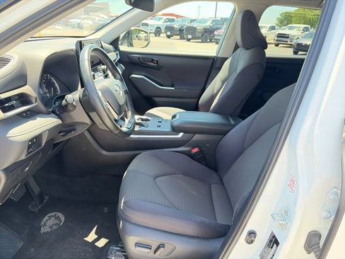 Used 2024 Toyota Highlander LE FWD image 9