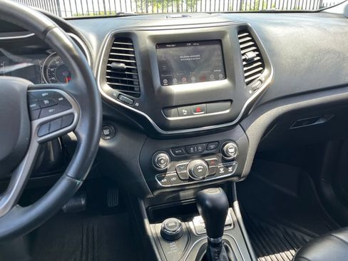 Used 2019 Jeep Cherokee Latitude Plus AWD/4WD image 18