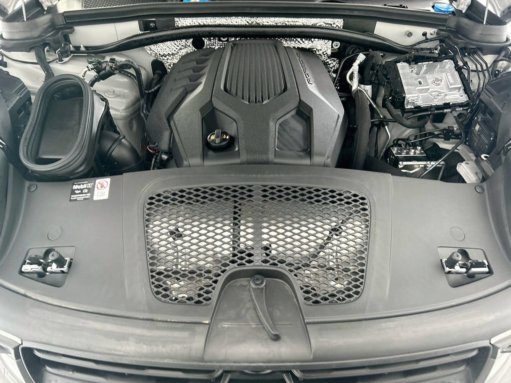 Certified 2025 Porsche Macan Turbo AWD/4WD image 29
