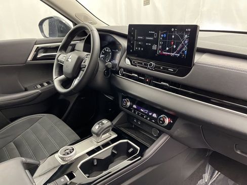 Used 2025 Mitsubishi Outlander SE image 28