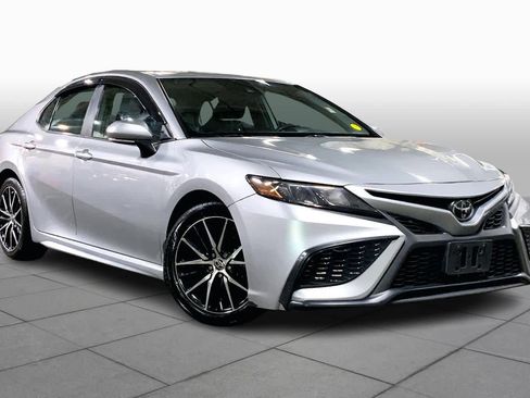 Used 2023 Toyota Camry SE image 3