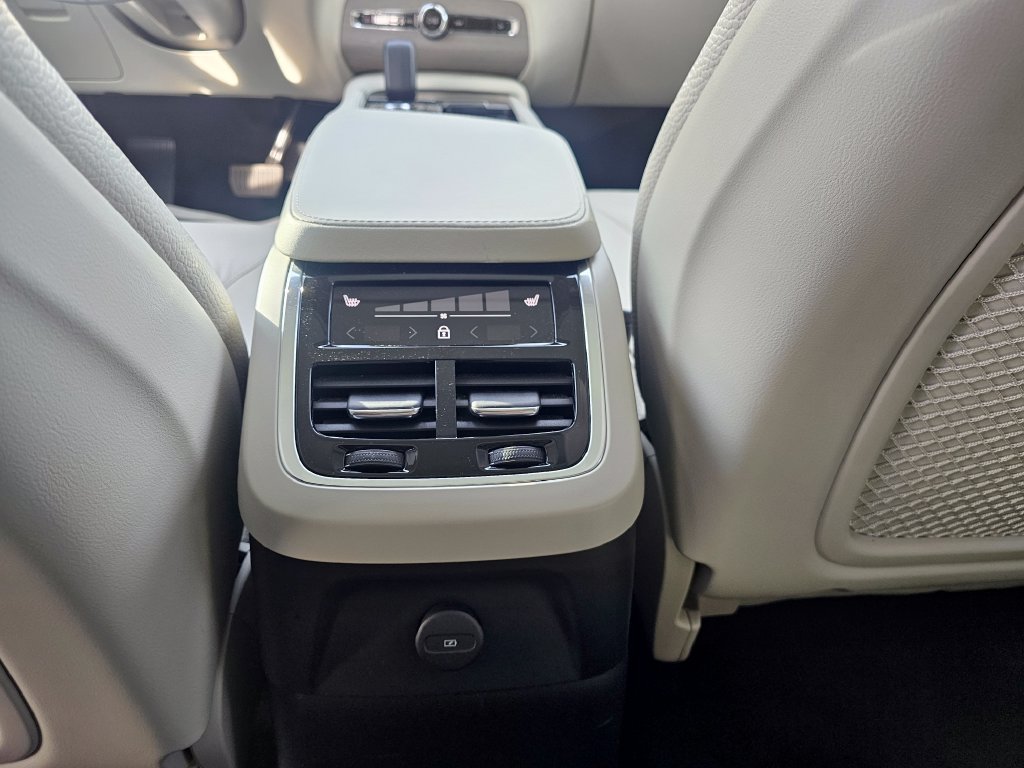 Certified 2025 Volvo XC90 T8 Plus w/ Protection Package Premier AWD/4WD image 35