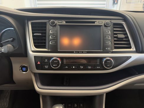 Used 2017 Toyota Highlander SE image 37