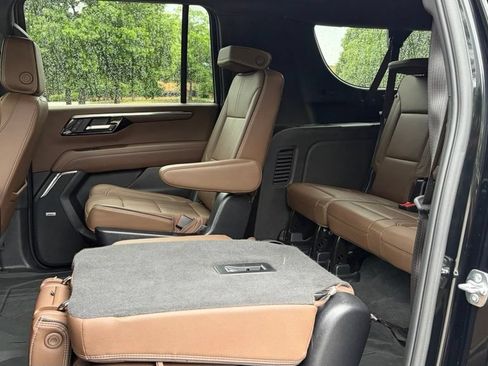Used 2025 Chevrolet Suburban High Country AWD/4WD image 12