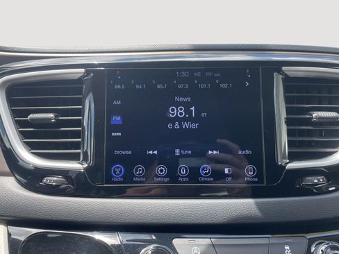 Used 2017 Chrysler Pacifica Touring FWD image 17