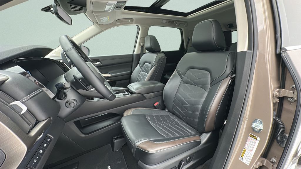 Used 2024 Nissan Pathfinder Platinum AWD/4WD image 15