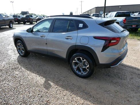 New 2026 Chevrolet Trax LT w/ LT Convenience Package FWD image 6