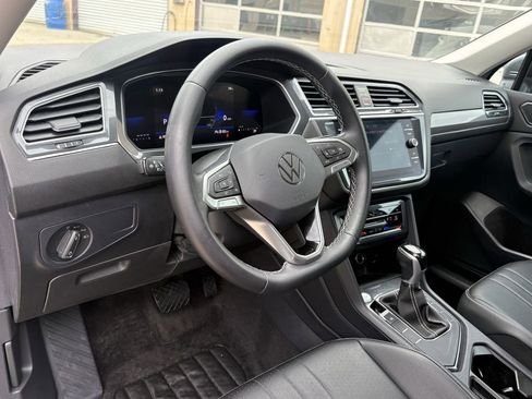 Used 2023 Volkswagen Tiguan SE FWD image 14