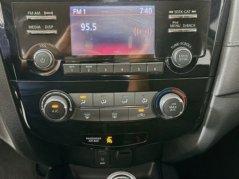 Used 2017 Nissan Rogue S FWD image 22