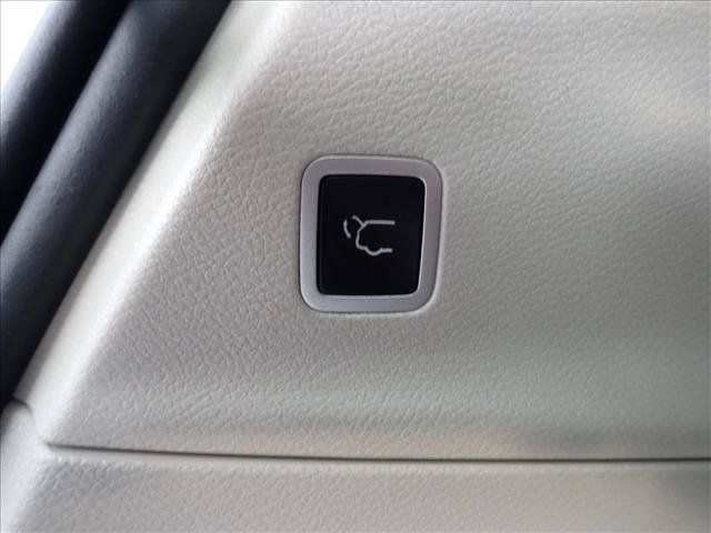 Used 2024 Chrysler Pacifica Touring-L FWD image 9