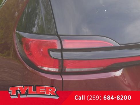 Used 2023 Chrysler Pacifica Limited w/ Uconnect Theater Family Group FWD image 12