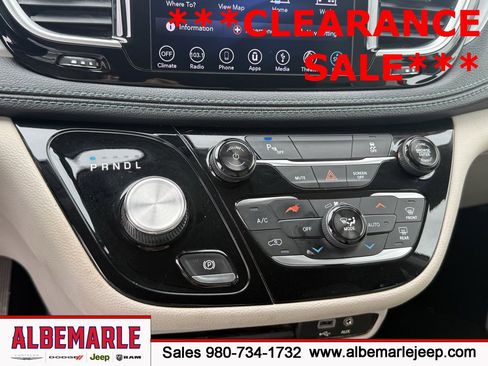 Used 2018 Chrysler Pacifica Limited image 24