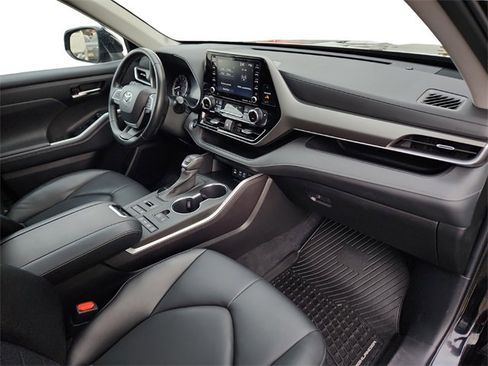 Used 2022 Toyota Highlander XLE image 28