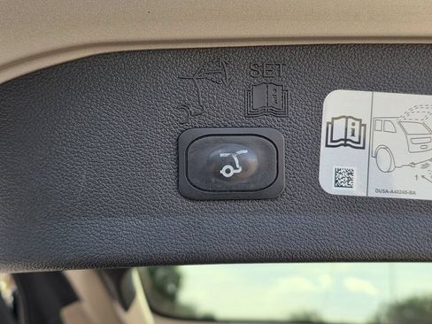 Used 2017 Ford Escape Titanium FWD image 10