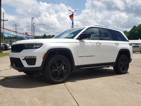 Used 2024 Jeep Grand Cherokee Limited w/ Luxury Tech Group II AWD/4WD image 8
