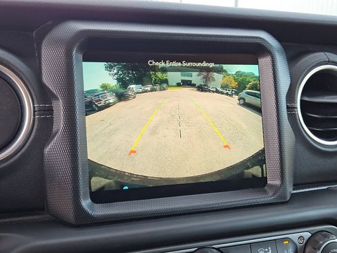 Used 2023 Jeep Wrangler Unlimited Sahara AWD/4WD image 21