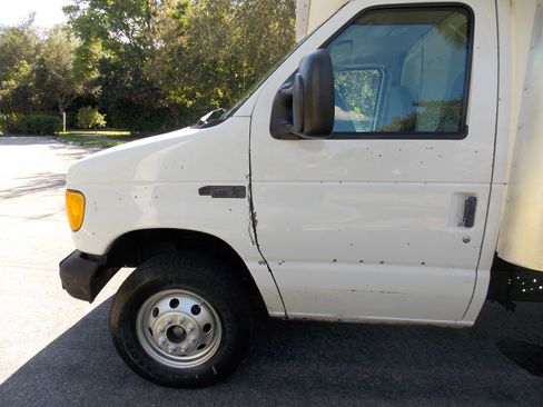 Used 2003 Ford E-350 and Econoline 350 Super Duty image 17