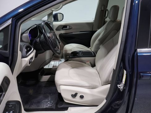 Used 2021 Chrysler Pacifica Touring-L FWD image 11