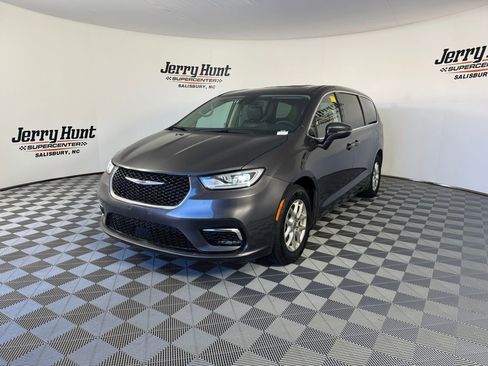 Used 2023 Chrysler Pacifica Touring-L image 1