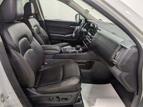Used 2023 Nissan Pathfinder SL AWD/4WD image 18
