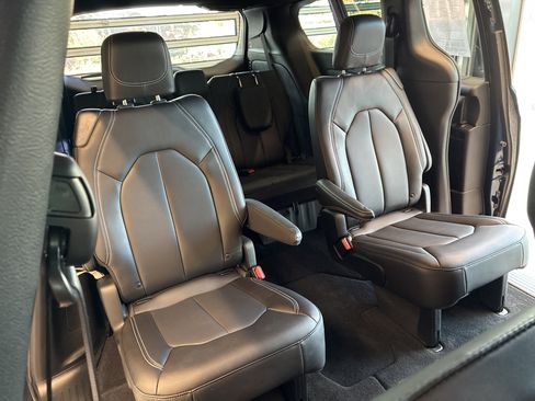 Certified 2025 Chrysler Pacifica Select FWD image 15