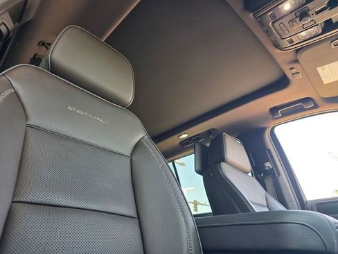 Used 2023 GMC Yukon XL Denali w/ Advanced Technology Package image 18