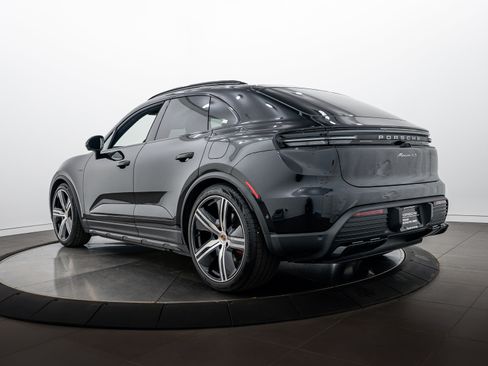 Certified 2025 Porsche Macan 4S Electric AWD/4WD image 3