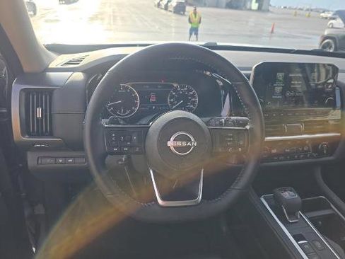 Used 2025 Nissan Pathfinder SL AWD/4WD image 10