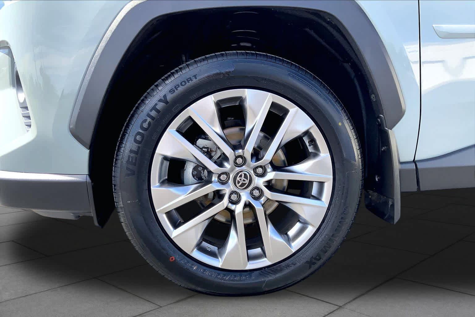 Used 2021 Toyota RAV4 XLE Premium AWD/4WD image 10