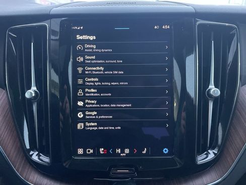 Certified 2023 Volvo XC60 B5 Plus w/ Climate Package image 32