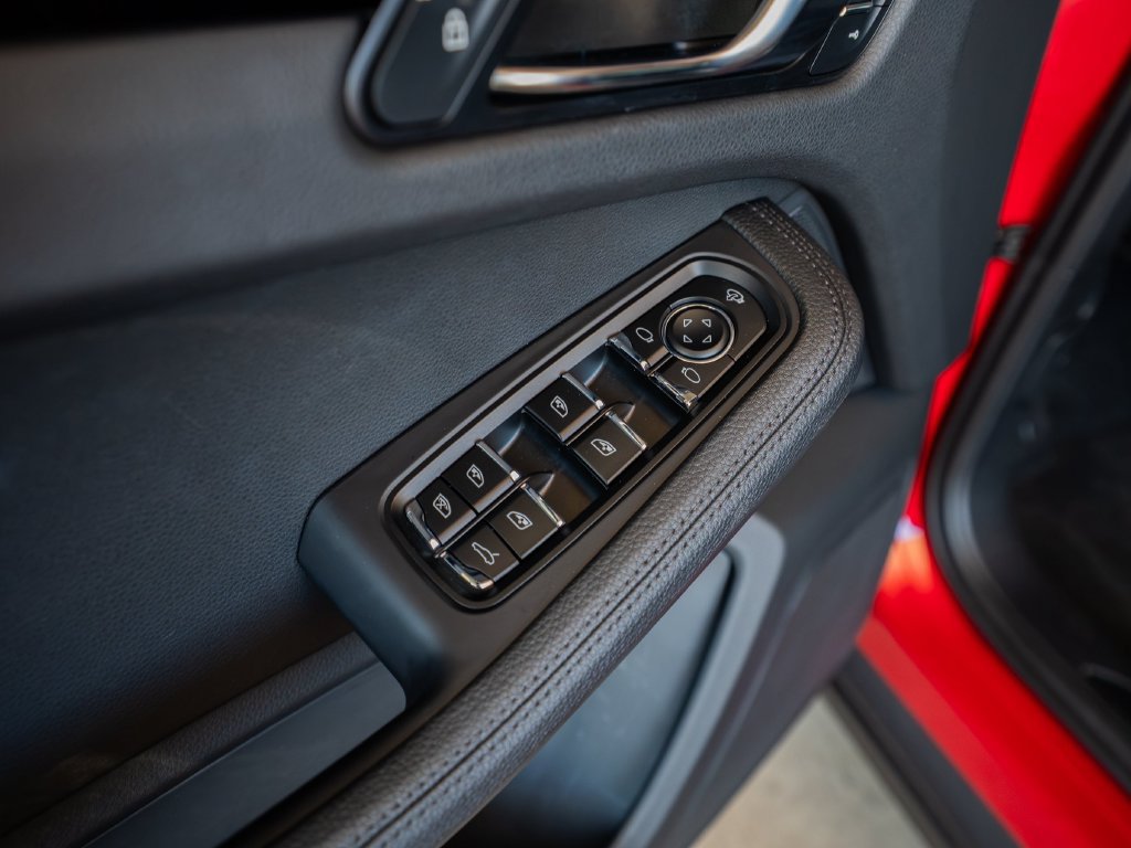 Certified 2023 Porsche Macan AWD/4WD image 22