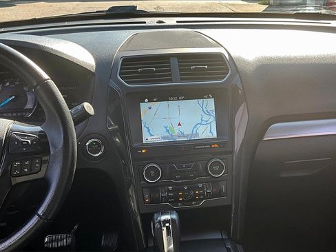 Used 2018 Ford Explorer XLT w/ XLT Technology Feature Bundle image 9
