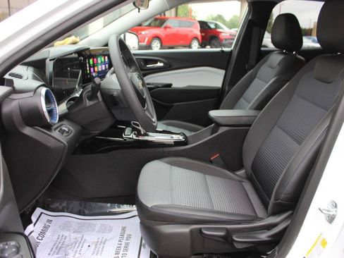 Used 2025 Chevrolet Trax LT FWD image 17