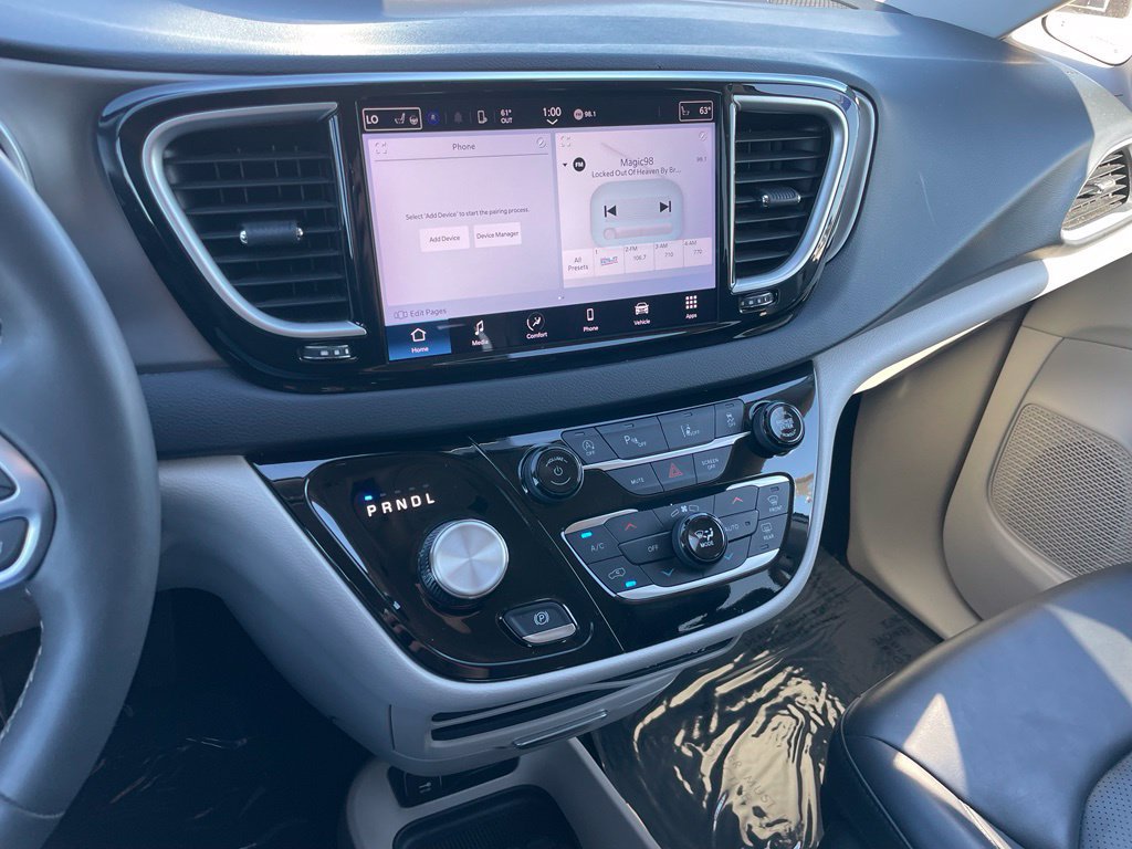 Used 2023 Chrysler Pacifica Touring-L FWD image 11