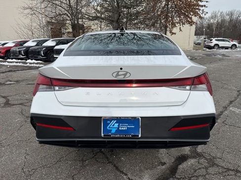 Certified 2025 Hyundai Elantra SE image 18