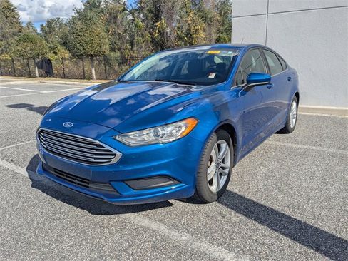 Used 2018 Ford Fusion SE w/ Fusion SE Technology Package image 2