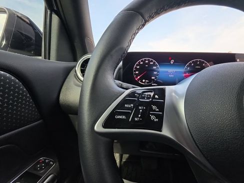 Used 2025 Mercedes-Benz GLB 250 image 11