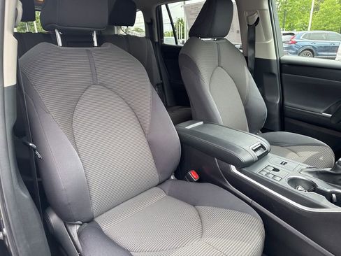 Certified 2025 Toyota Highlander LE FWD image 34