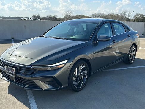 Used 2025 Hyundai Elantra Limited image 9