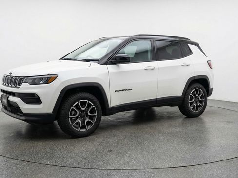 Used 2025 Jeep Compass Trailhawk image 3